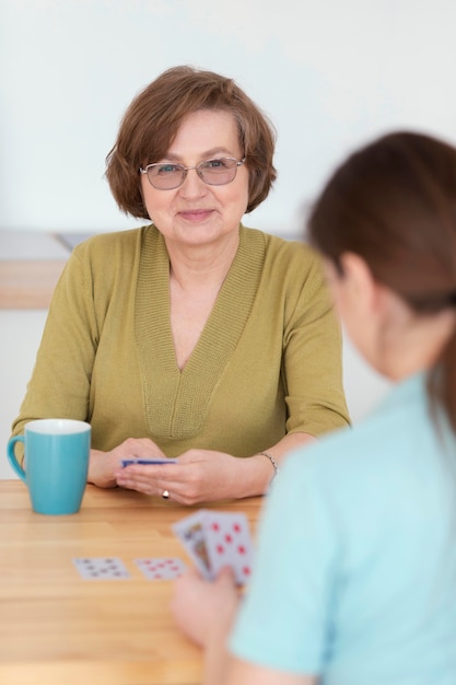 Foto schließen sie herauf frauen, die karten spielen