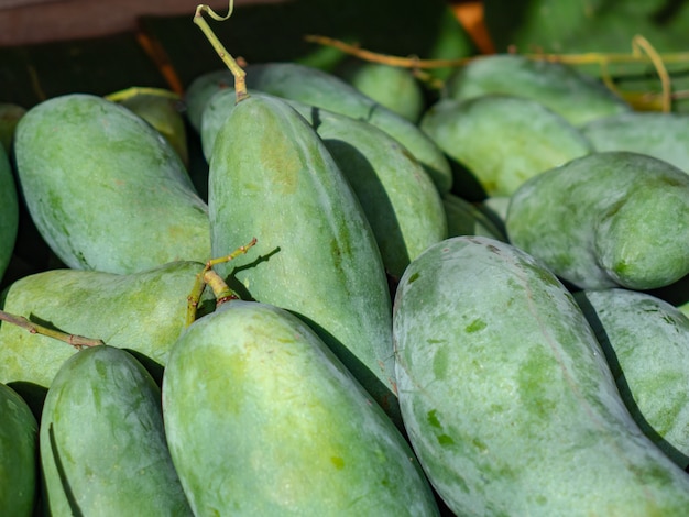 Schließen Sie herauf frische grüne Mango im Markt