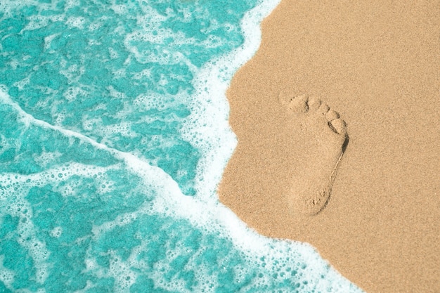 Schließen Sie herauf Fußschritt auf Sand am Strand