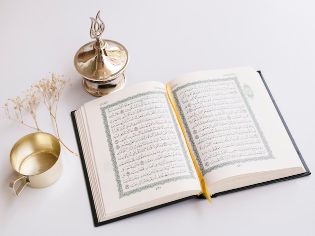 Foto schließen sie herauf geöffneten quran auf tabelle