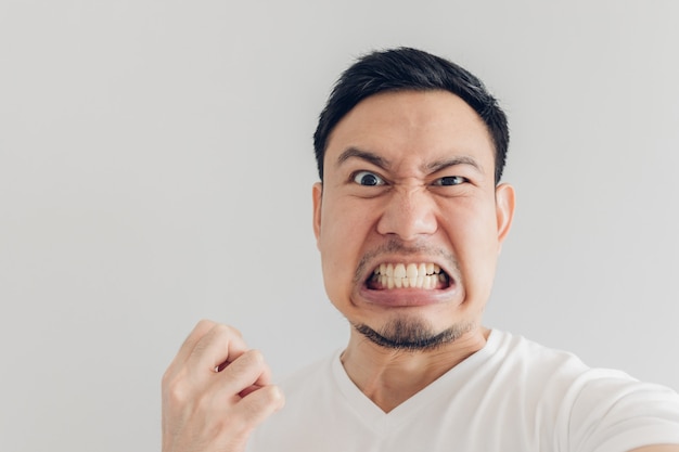 Schließen Sie herauf Gesicht des wütenden Mannes selfie selbst.