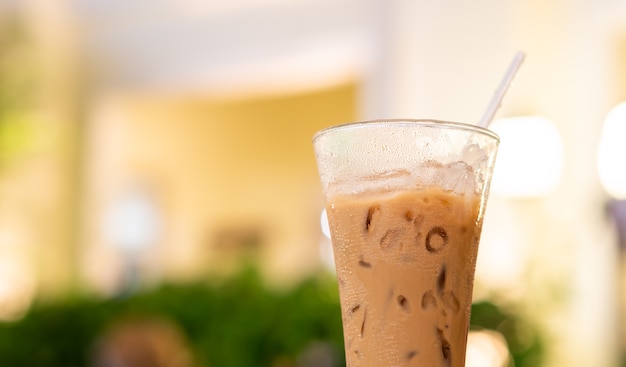 Schließen Sie herauf Glas Kaffee auf dem Tisch im Luxusrestaurant im Freien, kaltes frisches Fahrerei der Bar