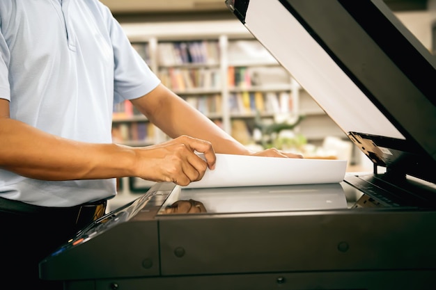 Schließen Sie herauf Handbüromann legen Sie das Blatt auf Platte, um den Kopierer zu verwenden