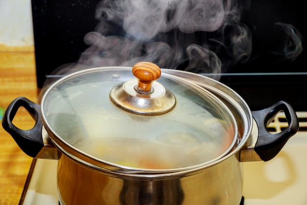 Schließen Sie herauf kochendes Schweinefleisch und Hühnersuppe oder gekochtes Wasser in heißem im kochenden Lebensmittel des Topfes