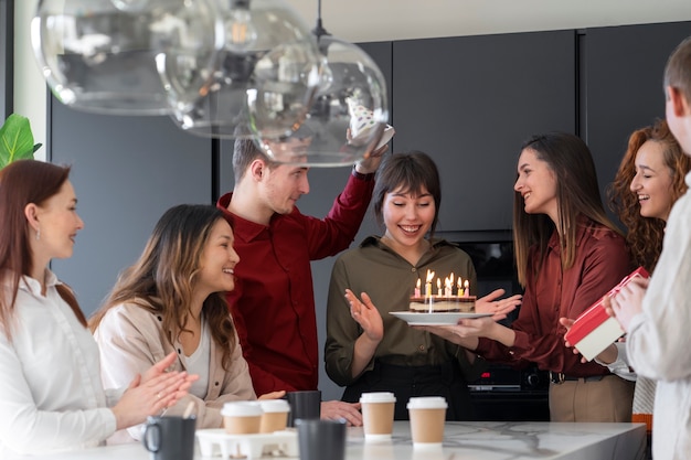 Foto schließen sie herauf kollegen, die geburtstag feiern