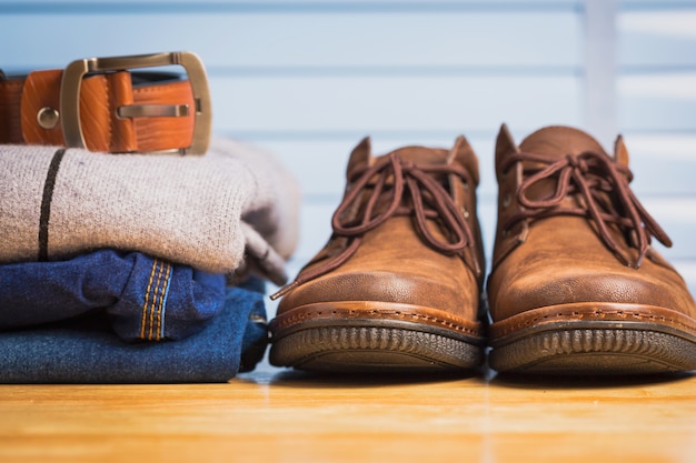 Schließen Sie herauf lederne Männerschuhe mit Kleid