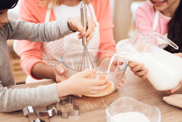 Schließen Sie herauf Mädchen-auslaufende Milch-Jungen-mischende Bestandteile