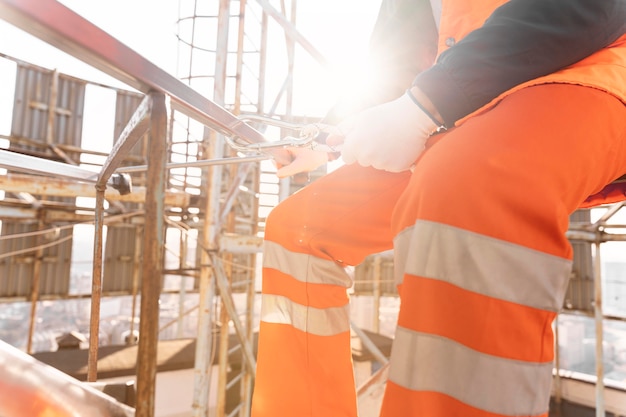 Foto schließen sie herauf mann, der im bau arbeitet