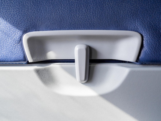 Schließen Sie herauf Plastiknahrungsmittelbehälter auf Flugzeug