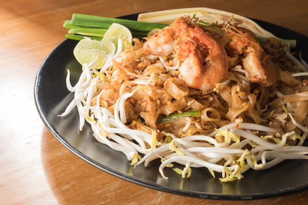 Schließen Sie herauf Platte von Padthai, thailändische Nudel mit gebratener Garnele und Gemüse, thailändisches Lebensmittel