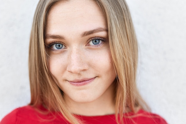 Foto schließen sie herauf porträt der hübschen frau mit den blauen verführerischen augen