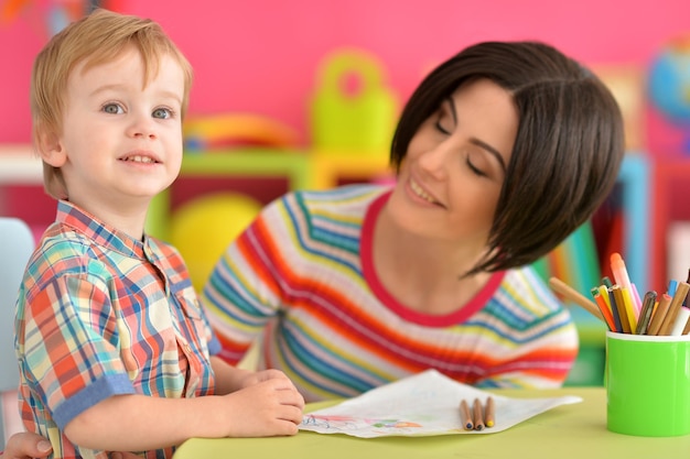 Schließen Sie herauf Porträt der jungen Mutter, die mit Sohn spielt