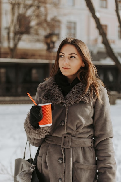 Schließen Sie herauf Porträt der schönen attraktiven Frau, die Schnee von ihren Händen durchbrennt