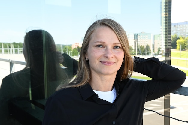 Schließen Sie herauf Porträt der Schönheitsfrau mit dem weißen Haar draußen Reife Blondine, welche die Kamera betrachten