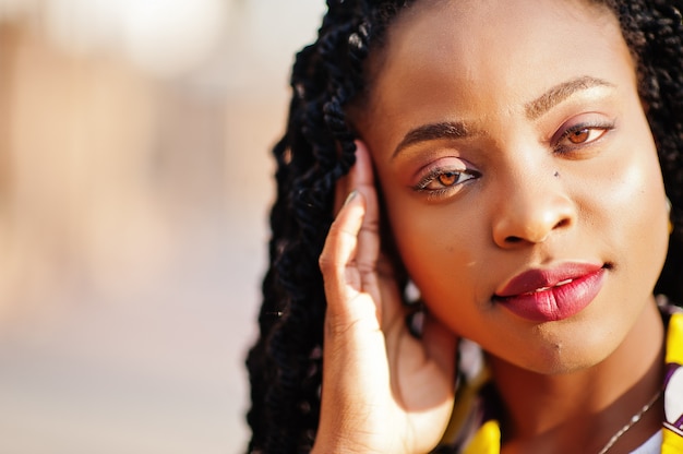 Schließen Sie herauf Porträt der stilvollen afroamerikanischen Frauen in der gelben Jacke.