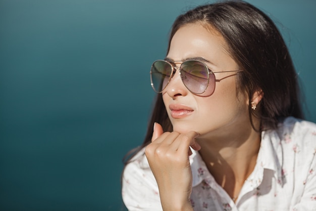 Schließen Sie herauf Porträt der tragenden Sonnenbrille der jungen attraktiven Frau