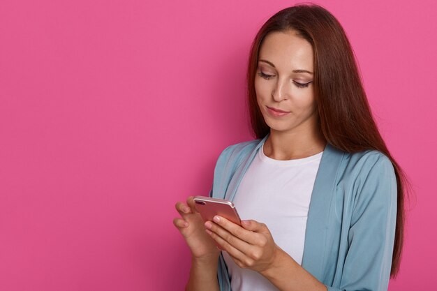 Schließen Sie herauf Porträt des glücklichen Frauentelefons, das Nachricht an ihren Freund sendet