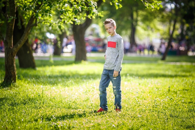 Schließen Sie herauf Porträt des hübschen Jungenjugendlichen