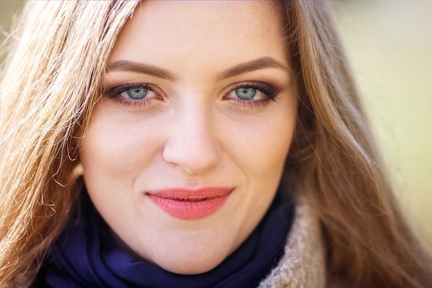 Schließen Sie herauf Porträt des hübschen lächelnden Mädchens mit dem langen Haar im Freien schöner Teenager auf einem Hintergrund der Herbstnatur