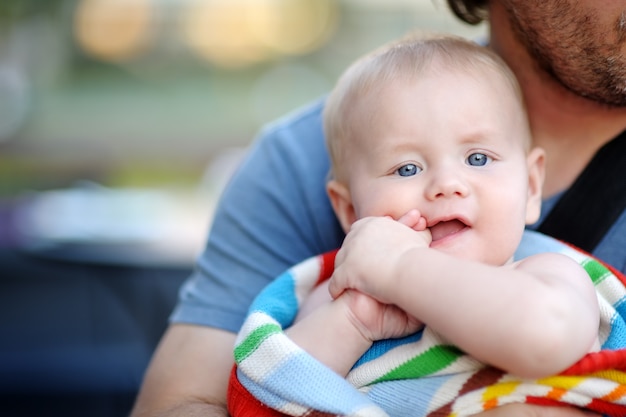 Schließen Sie herauf Porträt des kleinen Babys