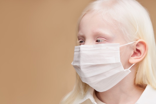 Schließen Sie herauf Porträt des kranken kaukasischen Kindes in der Maske