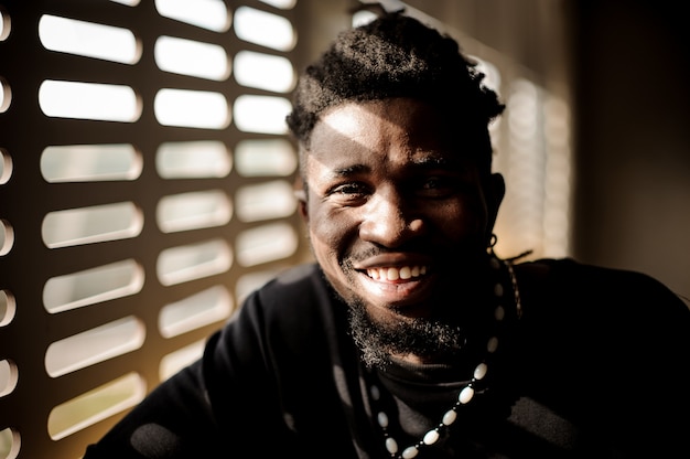 Schließen Sie herauf Porträt des lächelnden afroamerikanischen Mannes