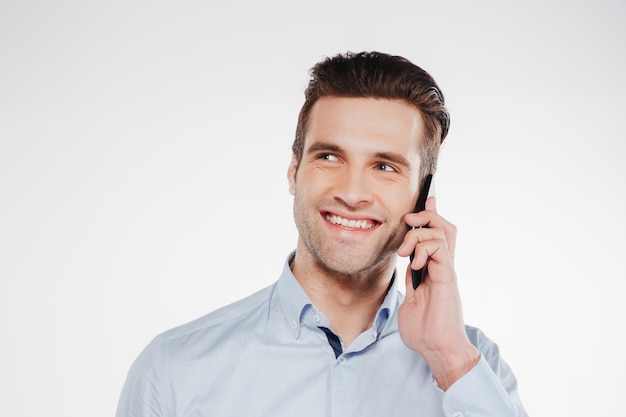 Schließen Sie herauf Porträt des Mannes im Hemd, das am Telefon spricht