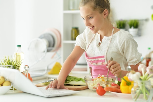 Schließen Sie herauf Porträt des netten Mädchens, das auf Küche kocht