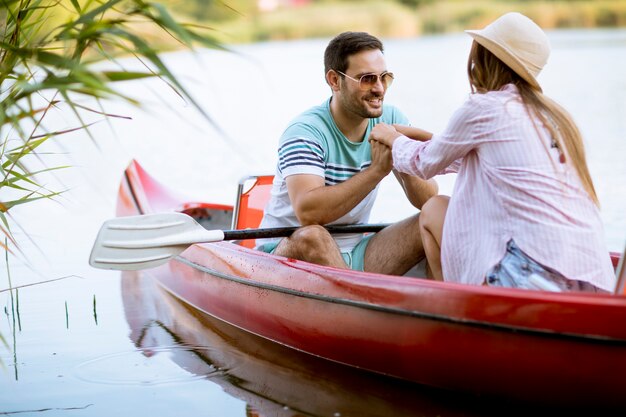 Schließen Sie herauf Porträt des romantischen Paarbootfahrens auf dem See