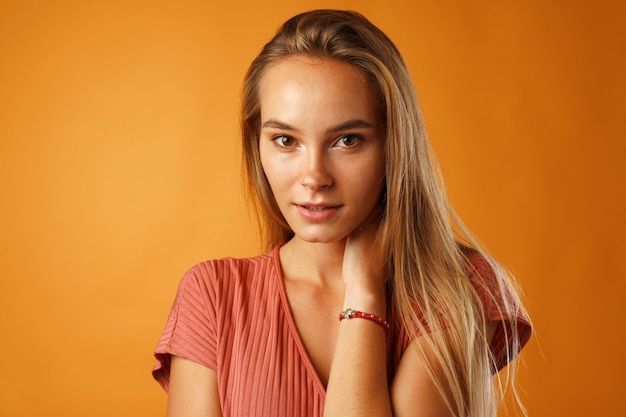 Schließen Sie herauf Porträt einer netten jungen lässigen Frau mit langen blonden Haaren.