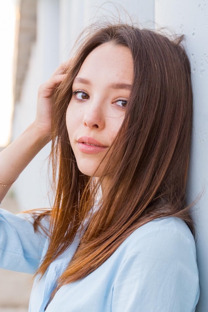 Schließen Sie herauf Porträt einer schönen Brunettefrau, die die Kamera untersucht