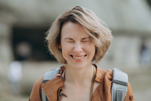 Foto schließen sie herauf porträt eines schönen lächelnden mädchens mit dem braunen haar, das kamera betrachtet