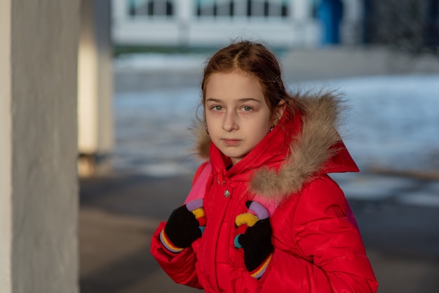 Schließen Sie herauf Porträt eines schönen neunjährigen kleinen Mädchens. Schulkind in Winterkleidung. Mädchen 9 Jahre alt.