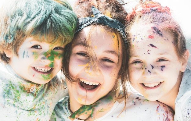 Schließen Sie herauf Porträt von glücklichen aufgeregten kleinen Kindern auf Holi-Farbfestival nette Kinder mit buntem p