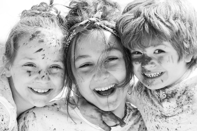 Schließen Sie herauf Porträt von glücklichen aufgeregten kleinen Kindern auf Holi-Farbfestival nette Kinder mit buntem p