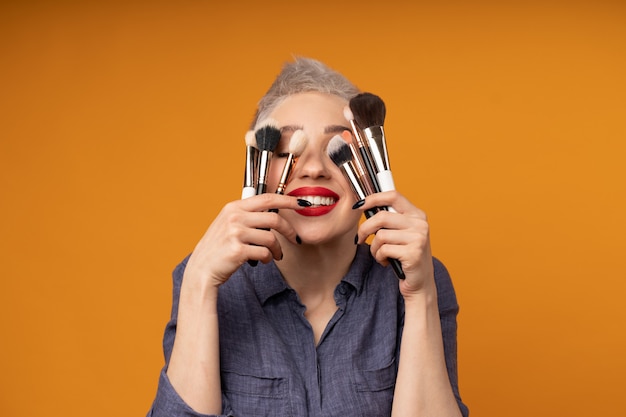 Schließen Sie herauf Porträtmaskenbildner. Make-up-Kurse.