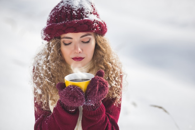 Schließen Sie herauf Portrait der jungen schönen Frau mit Cup heißem Kaffee