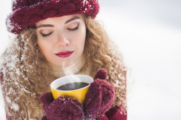 Schließen Sie herauf Portrait der jungen schönen Frau mit Cup heißem Kaffee