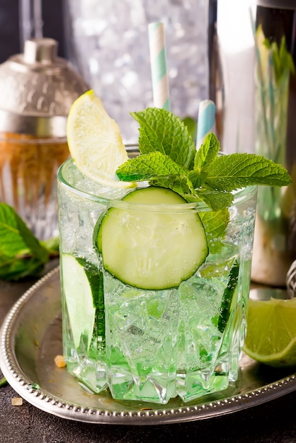 Schließen Sie herauf Retro- Glasgläser Limonade mit Gurke und Minze auf Holztisch