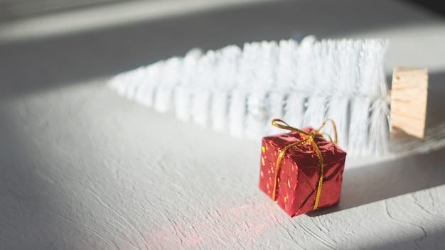 Foto schließen sie herauf rote geschenkbox