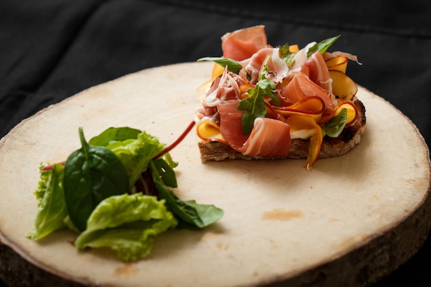 Schließen Sie herauf Sandwich mit Jamon und Salat an Bord