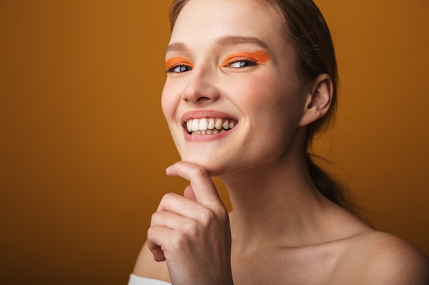 Foto schließen sie herauf schönheitsporträt einer schönen sinnlichen jungen frau isoliert, make-up tragend, posierend