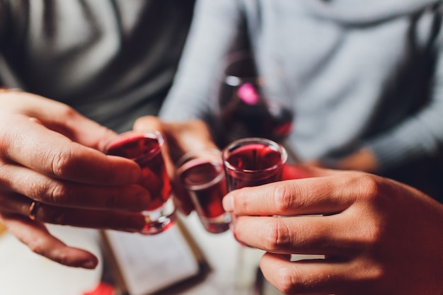 Schließen Sie herauf Schuss der klirrenden Gläser der Gruppe von Personen mit Wein oder Champagner in der Front