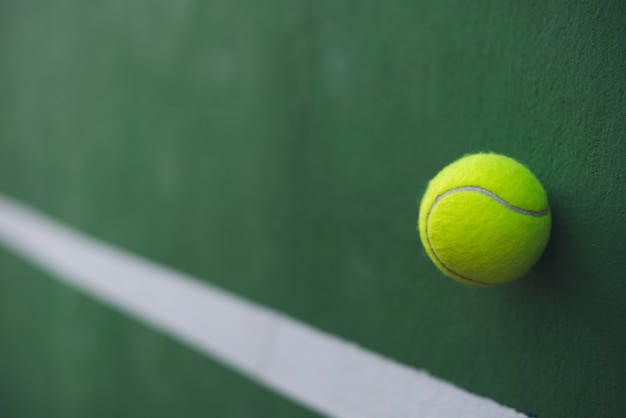 Schließen Sie herauf Tennisball auf dem Gerichtshintergrund mit Kopienraum