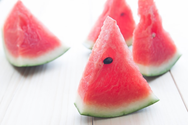 Schließen Sie herauf Wassermelonenscheibe auf weißem Holztisch