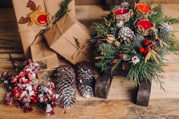 Schließen Sie herauf Weihnachtsgeschenke auf Tisch