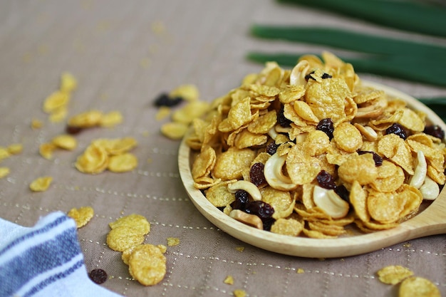 Schließen Sie Honig-Karamell-Cornflakes mit Rosinen und Cashewnüssen