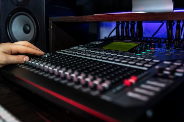 Schließen Sie Mixer im Plattenstudio, in dem der Songwriter seinen neuen Mix spielt. Foto von Musikinstrumenten.