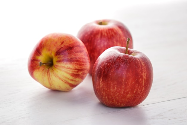 Schließen Sie nahen frischen roten Apfel auf Tisch