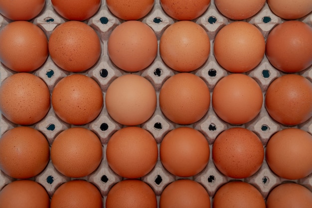 Schließen Sie oben auf braunen Eiern im Eierkarton